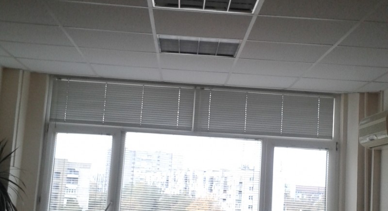 монтаж на растерни тавани Армстронг в офиси на административна сграда.