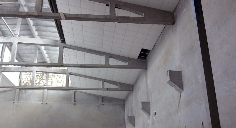 Монтаж на окачен растерен таван в индустриален обект.