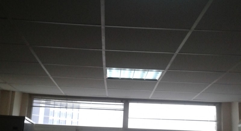 монтаж на растерни тавани Армстронг в офиси на административна сграда.