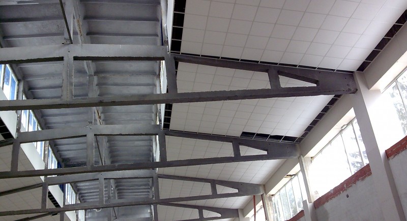 Монтаж на растерен окачен таван в промишлено предприятие .